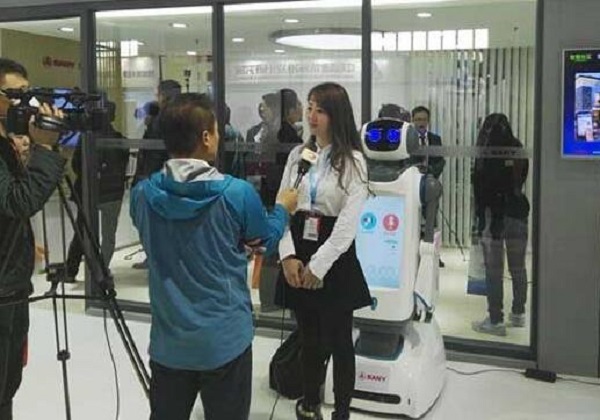 塔米机器人与记者互动