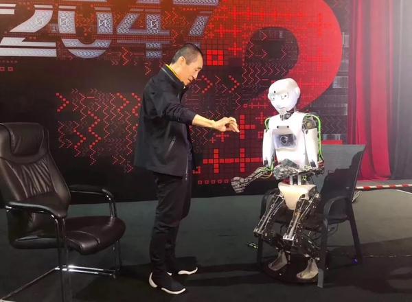 张艺谋导演与塔米机器人谈笑甚欢 张艺谋导演与塔米机器人谈笑甚欢