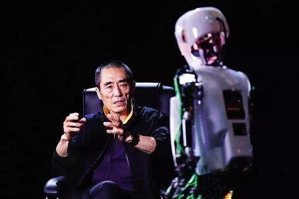 张艺谋与机器人讨论未来科技 张艺谋与机器人讨论未来科技