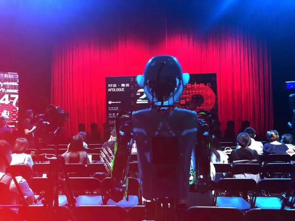 服务机器人小罗准备登台演出 服务机器人小罗准备登台演出