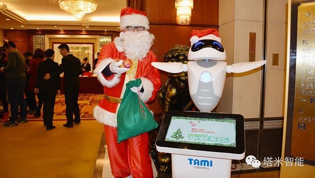 服务机器人和圣诞老人一起迎宾