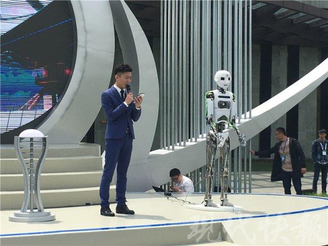 小罗机器人与主持人一同介绍会议内容