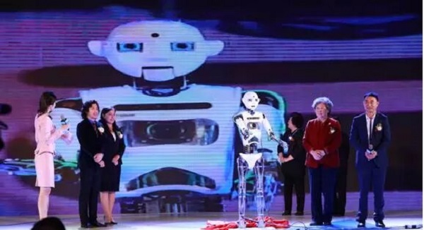 服务机器人小罗主持汉富控股十周年年会