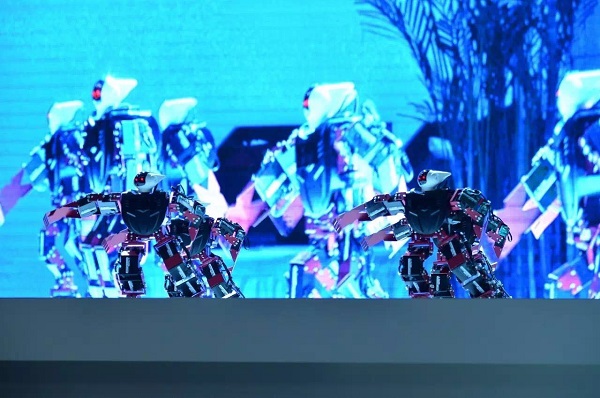机器人表演骑马舞